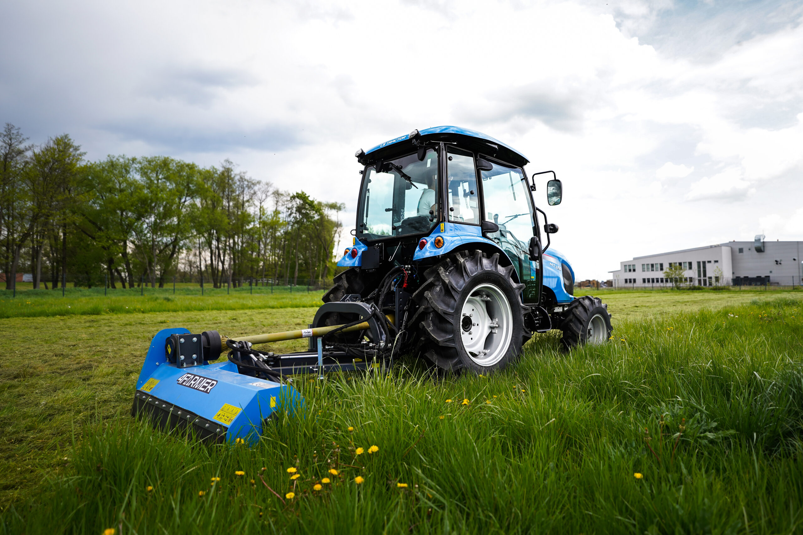 Sadařský traktor LS MT3.60 MEC s předním závěsem