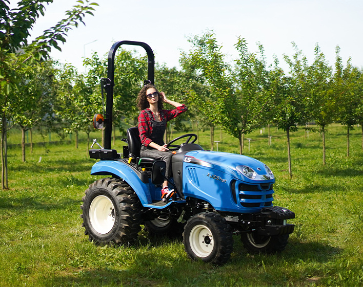 Bránění pole na malé farmě – LS Tractor XJ25 a 3polní skládací těžké brány Demarol v akci
