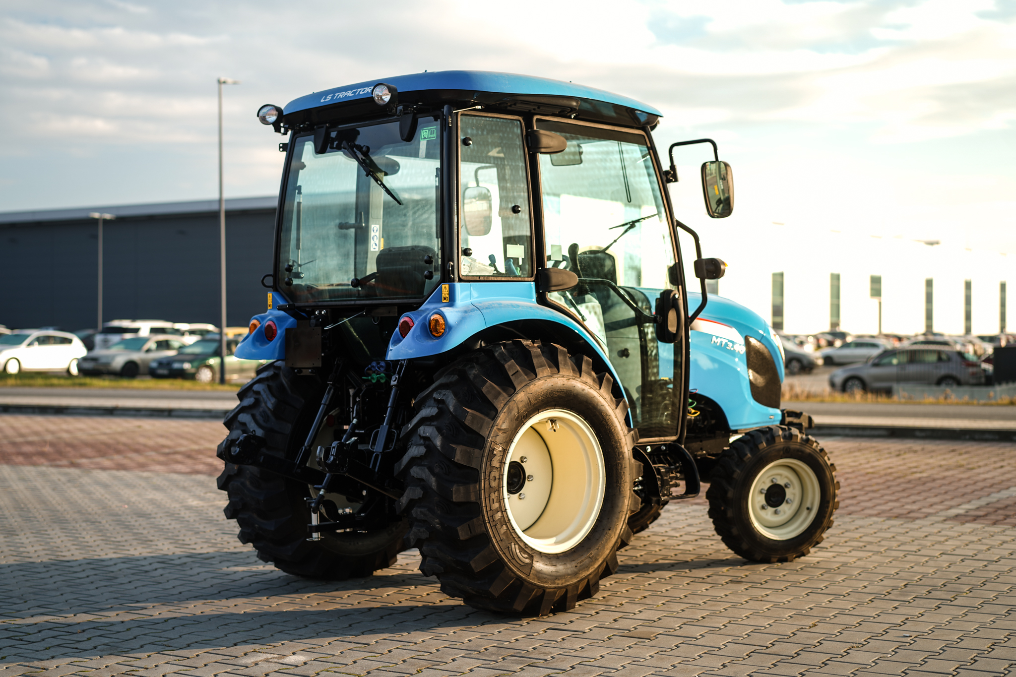 ls-traktor-mt3.40-kabina-manualna-průmyslové-pneumatiky