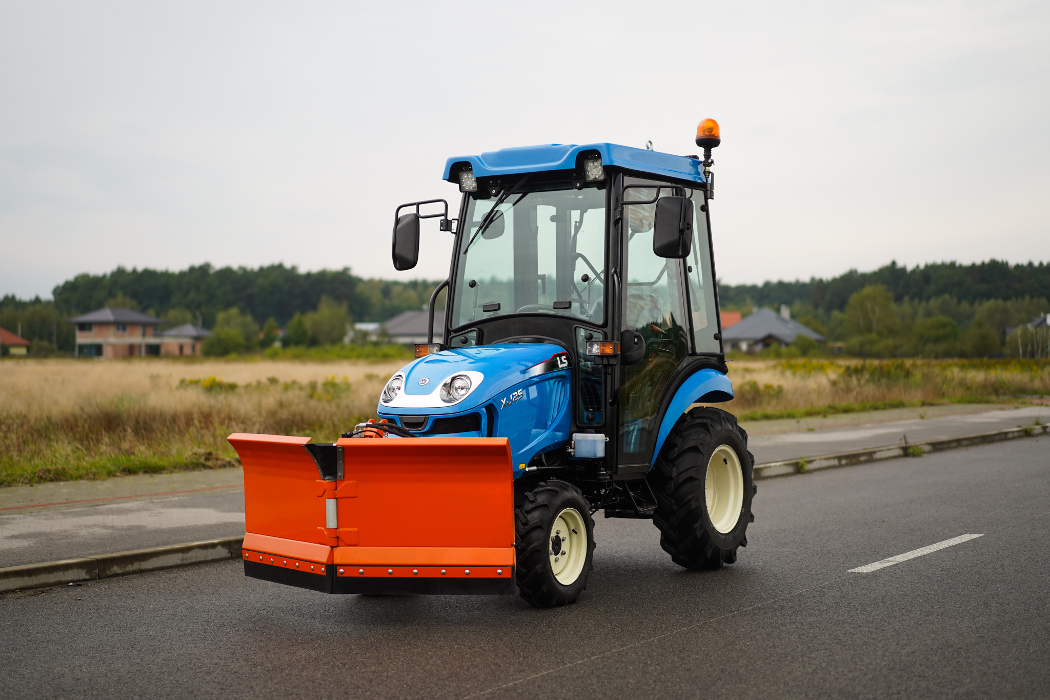 Traktor na odklízení sněhu se šípovým pluhem