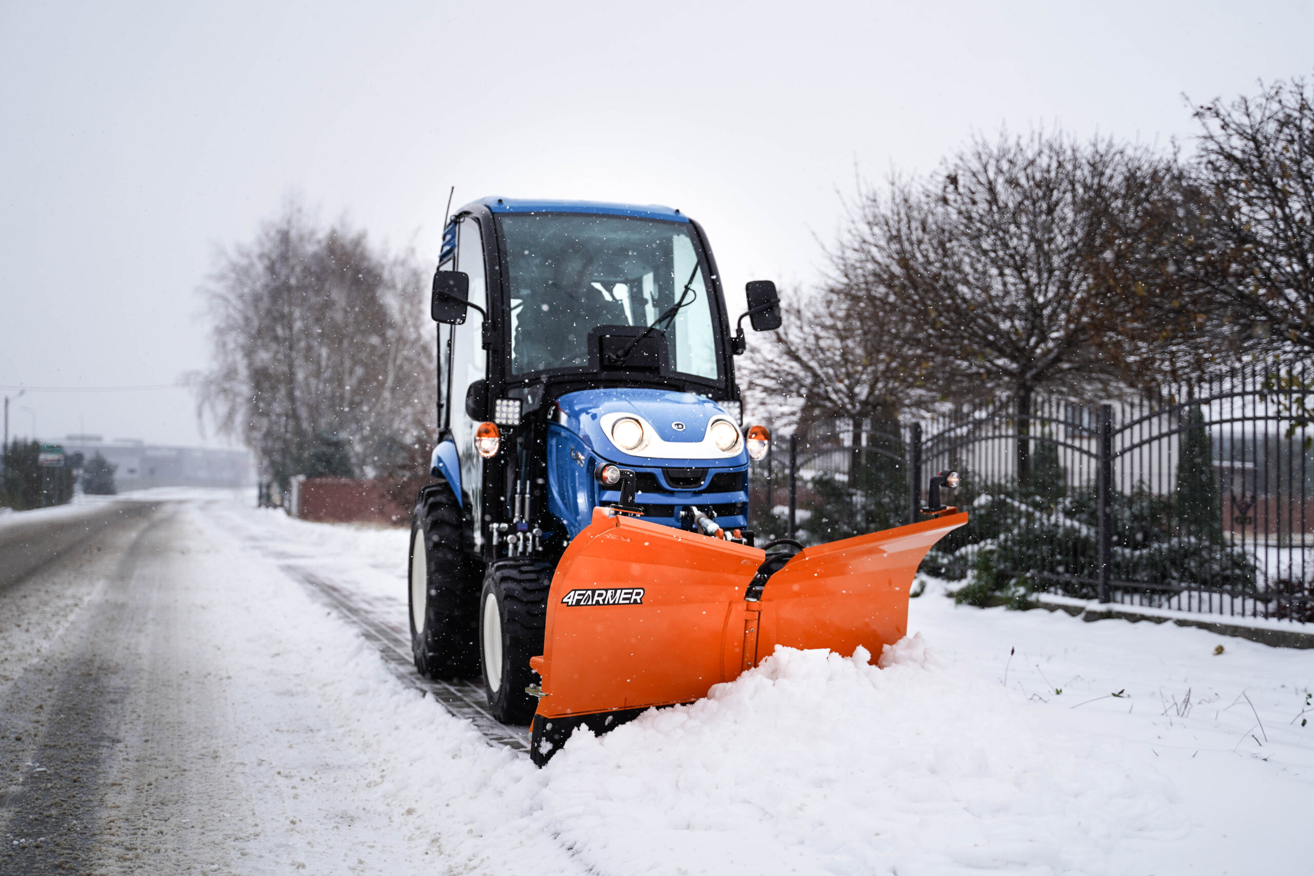 Traktor na odklízení sněhu se šípovým pluhem