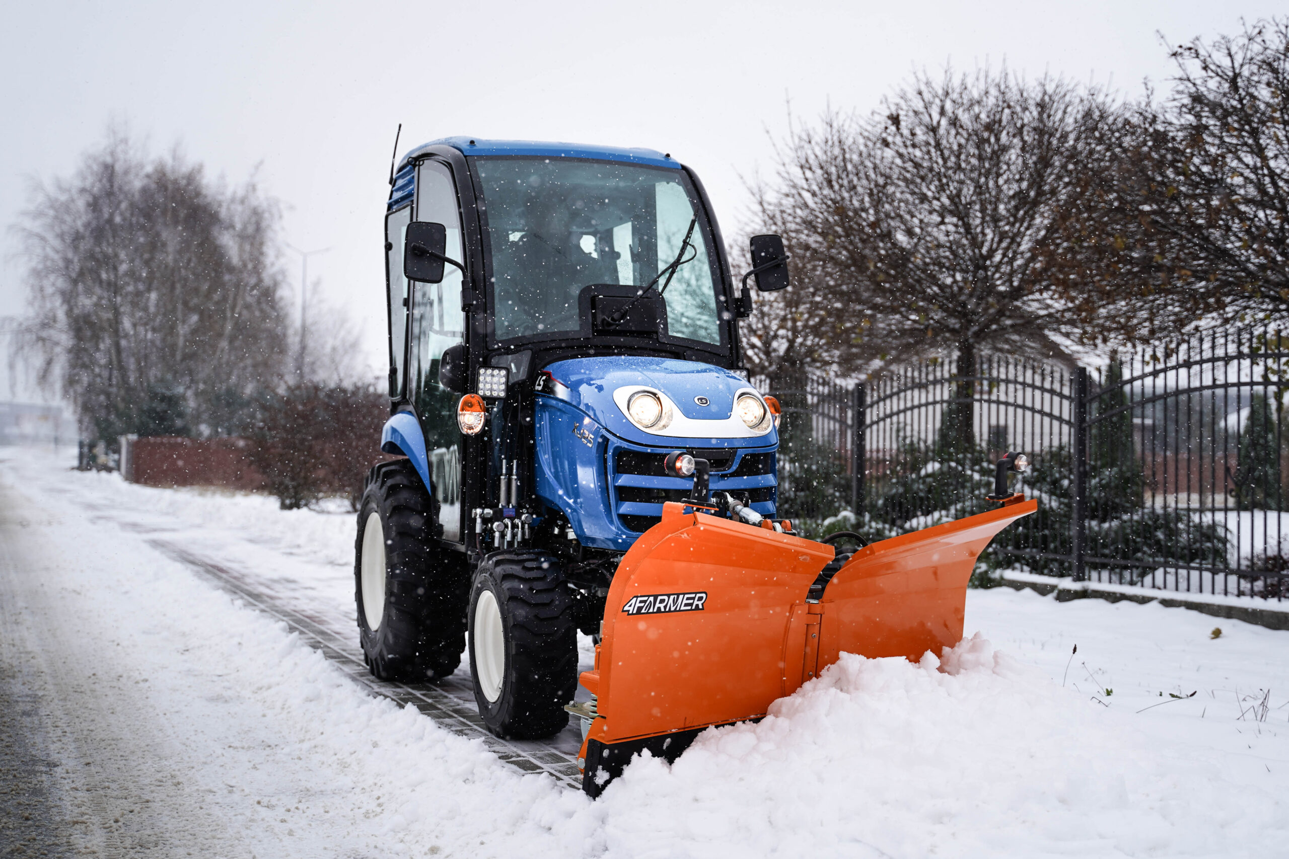 Traktor na odklízení sněhu se šípovým pluhem