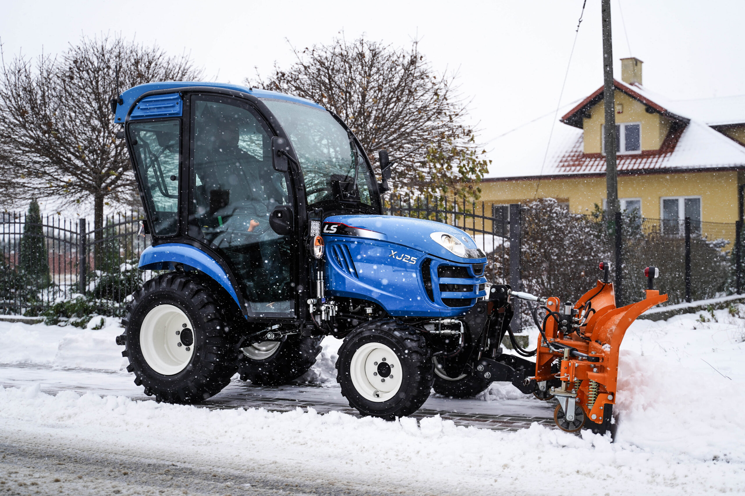 Traktor na odklízení sněhu se šípovým pluhem