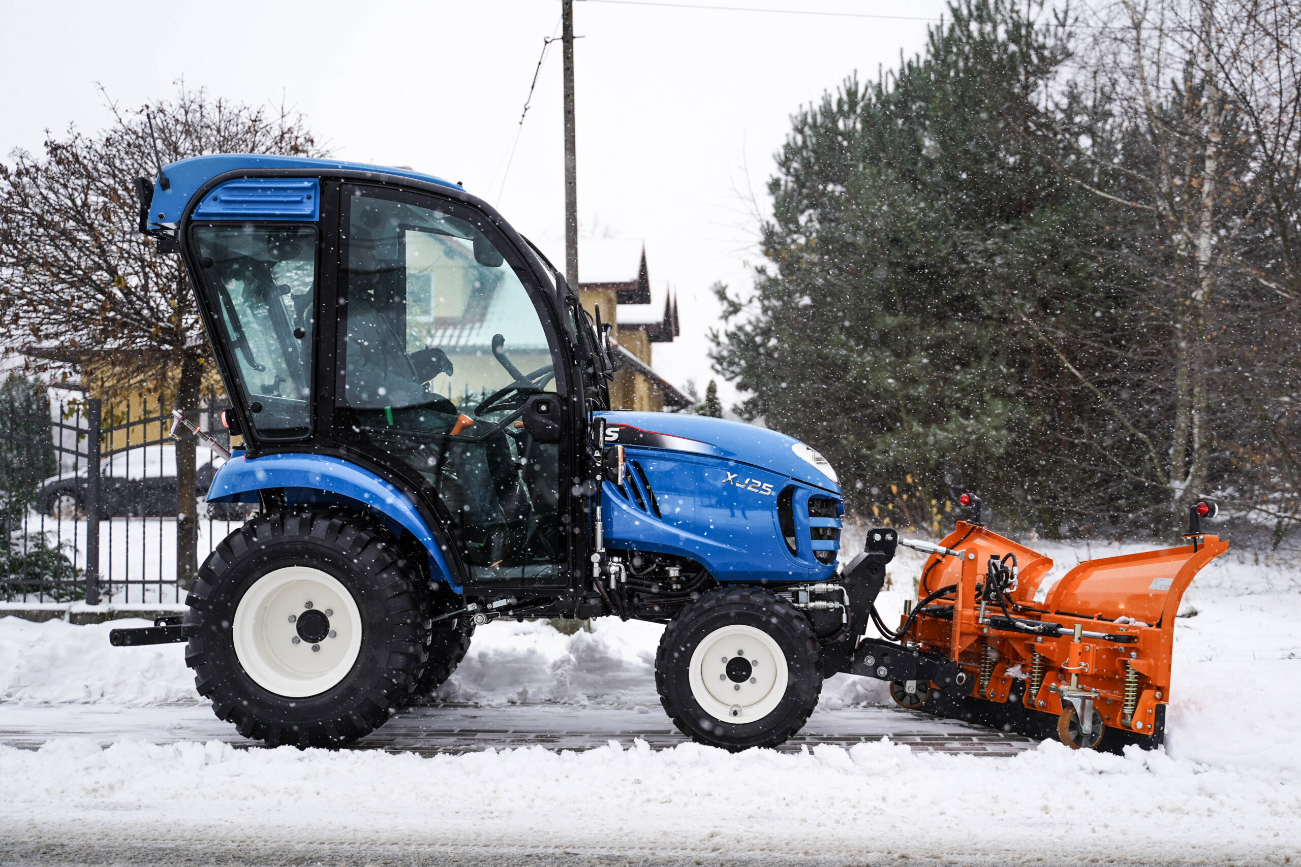 Traktor na odklízení sněhu se šípovým pluhem