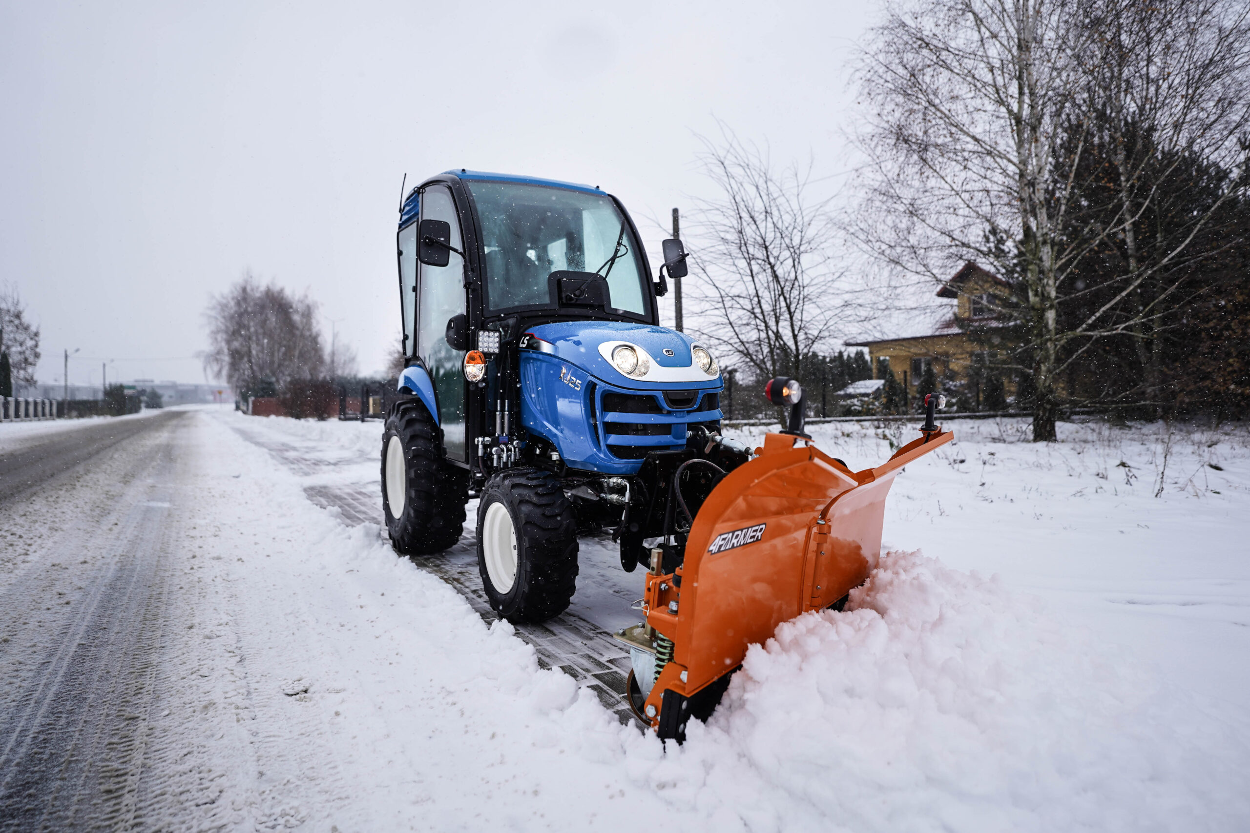 Traktor na odklízení sněhu se šípovým pluhem