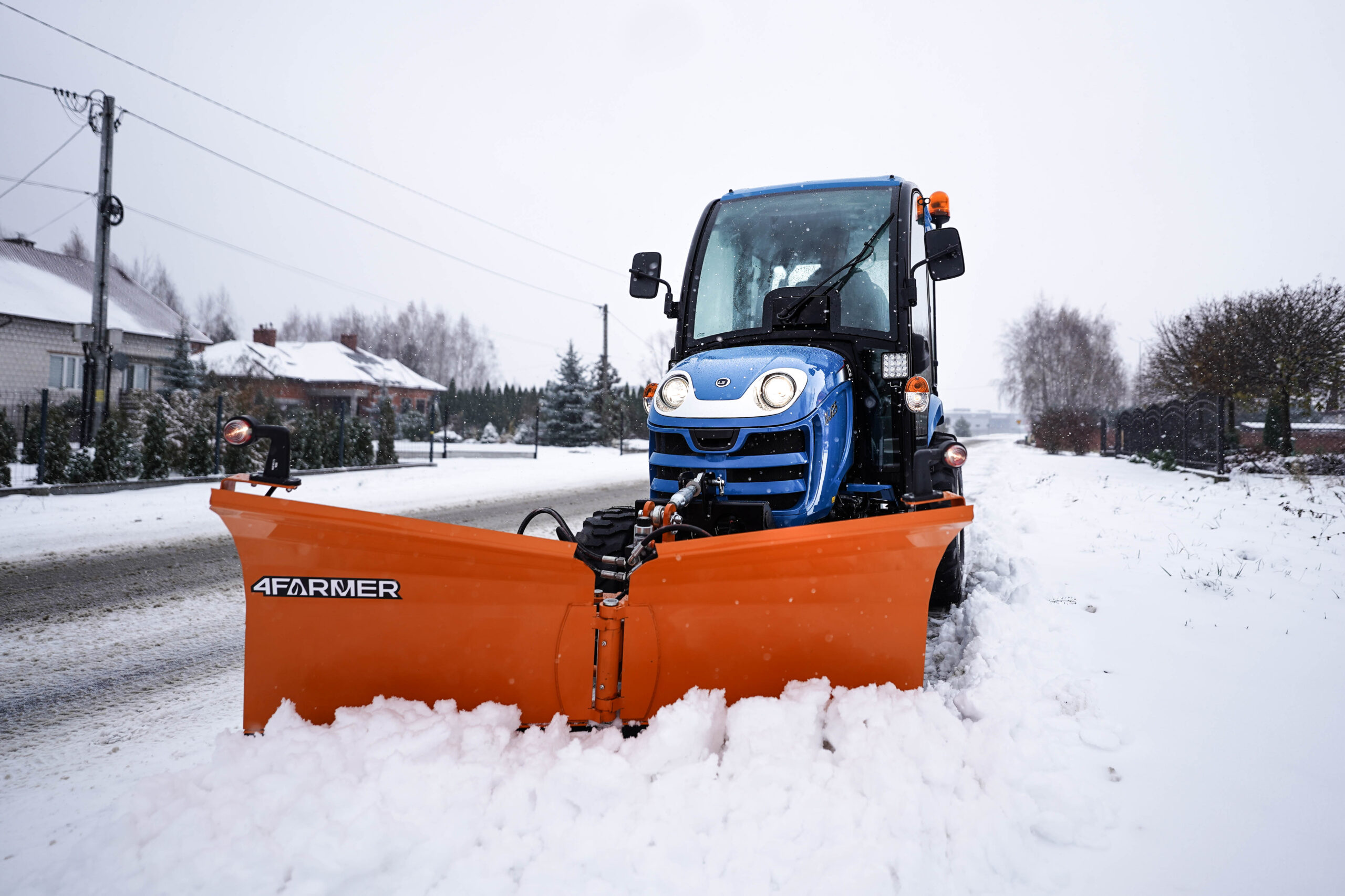 Traktor na odklízení sněhu se šípovým pluhem