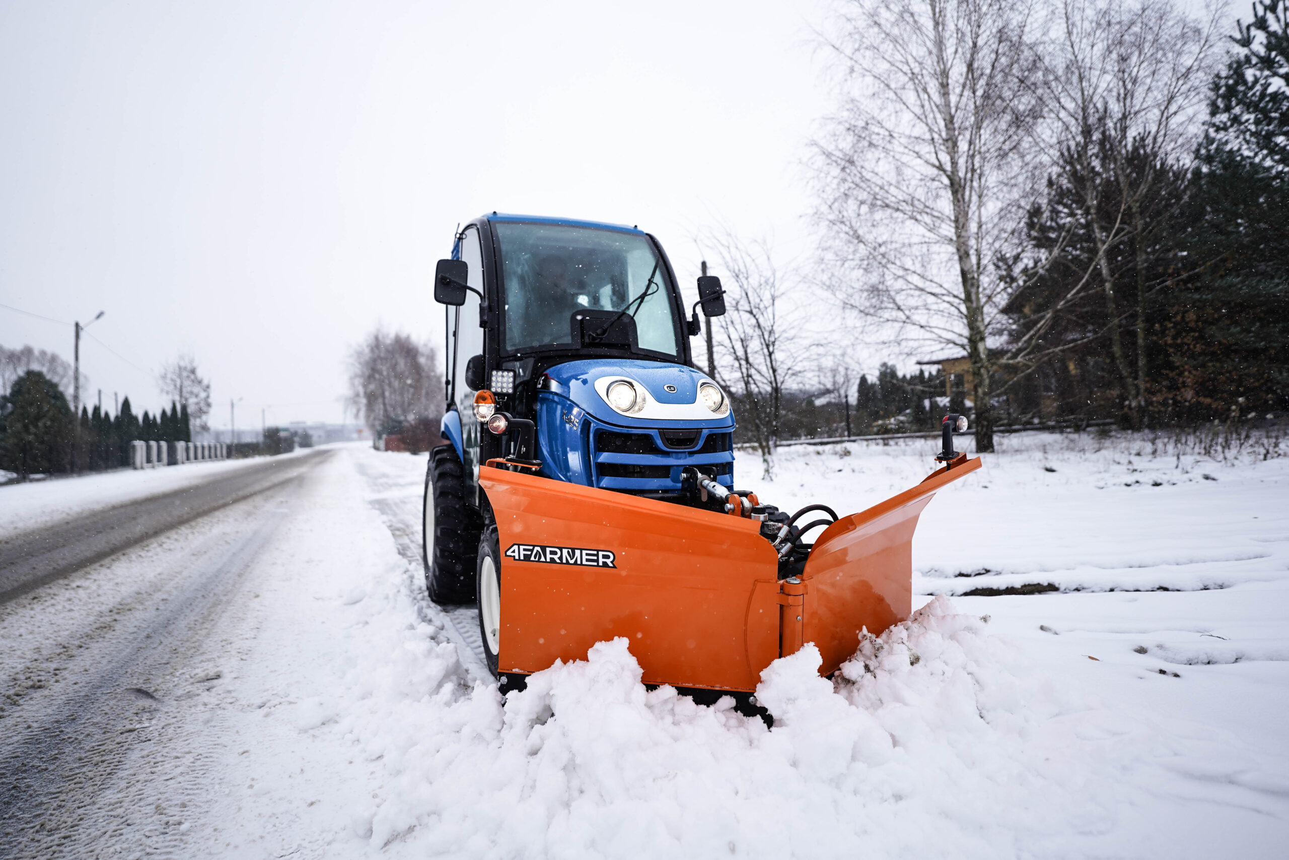 Traktor na odklízení sněhu se šípovým pluhem