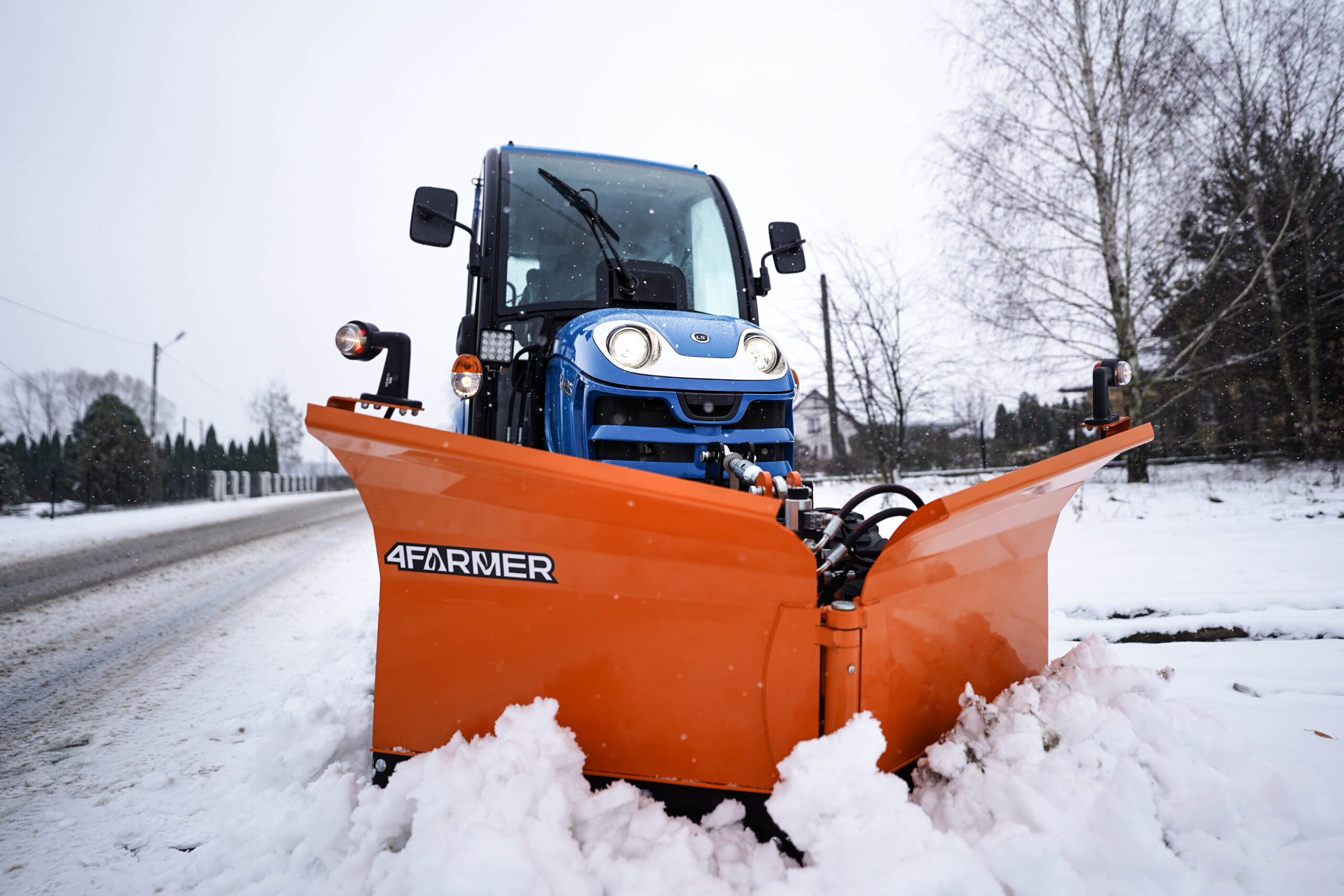 Traktor na odklízení sněhu se šípovým pluhem