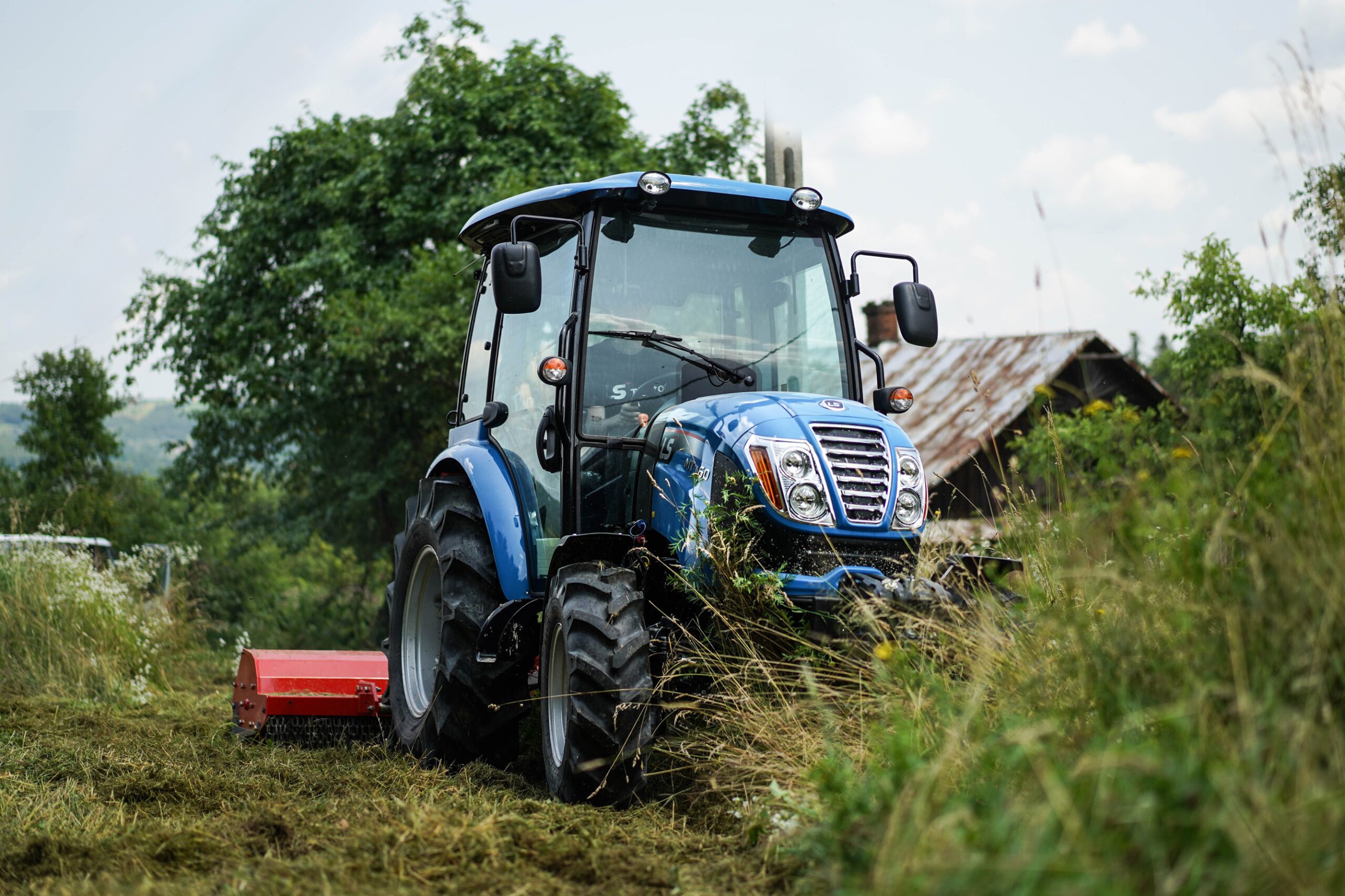 traktor s cepovou sekačkou LS