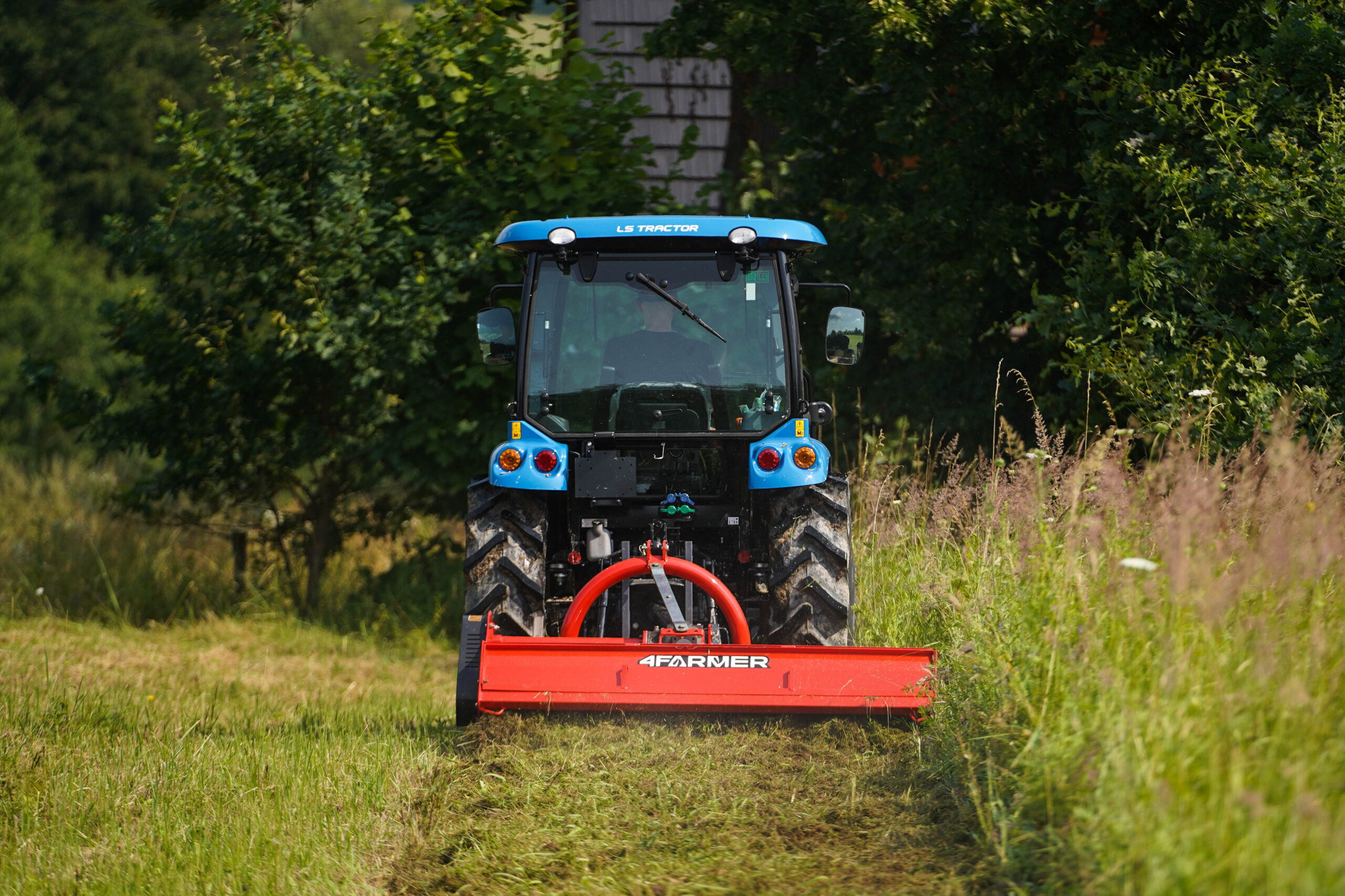 traktor s cepovou sekačkou LS