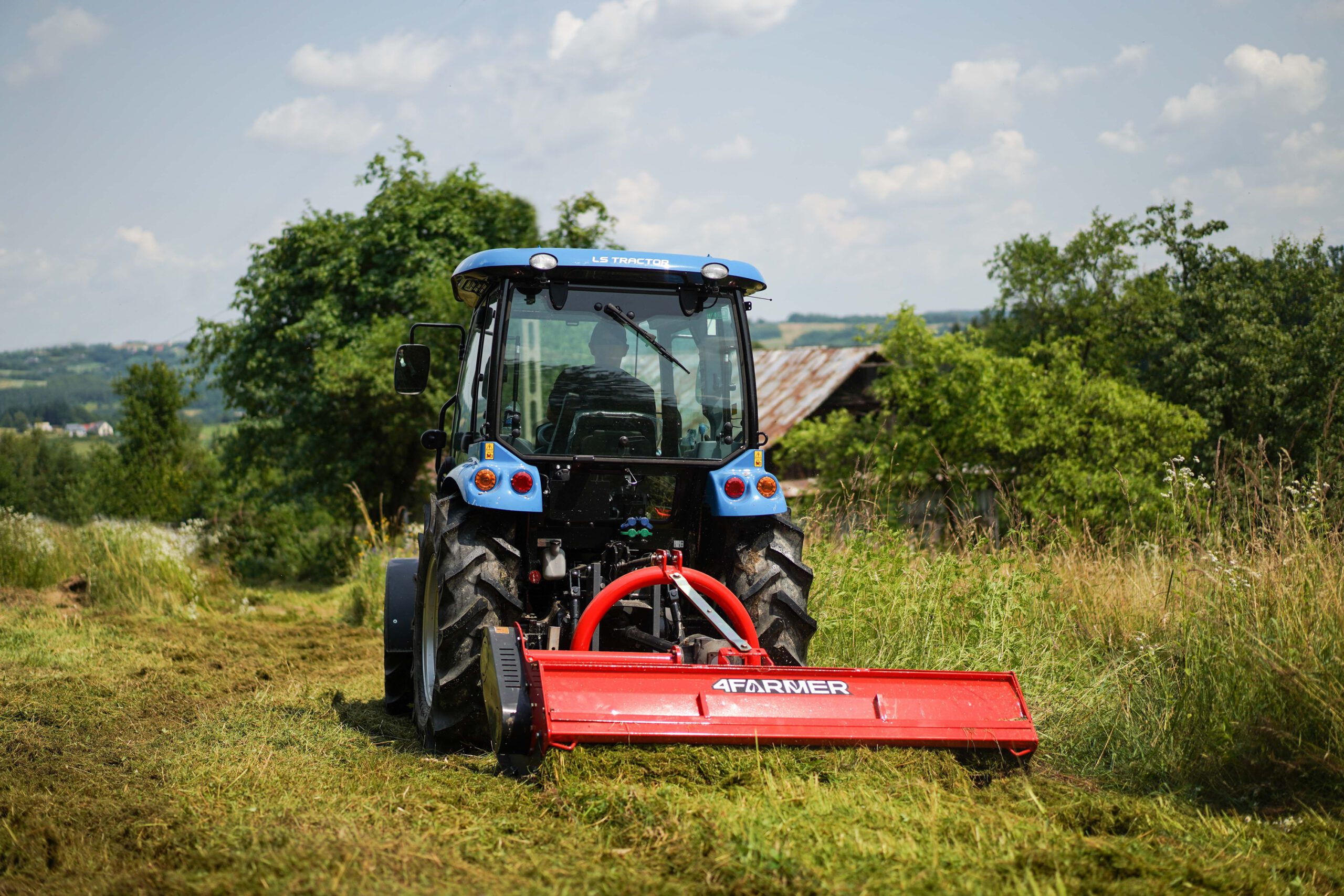 traktor s cepovou sekačkou LS