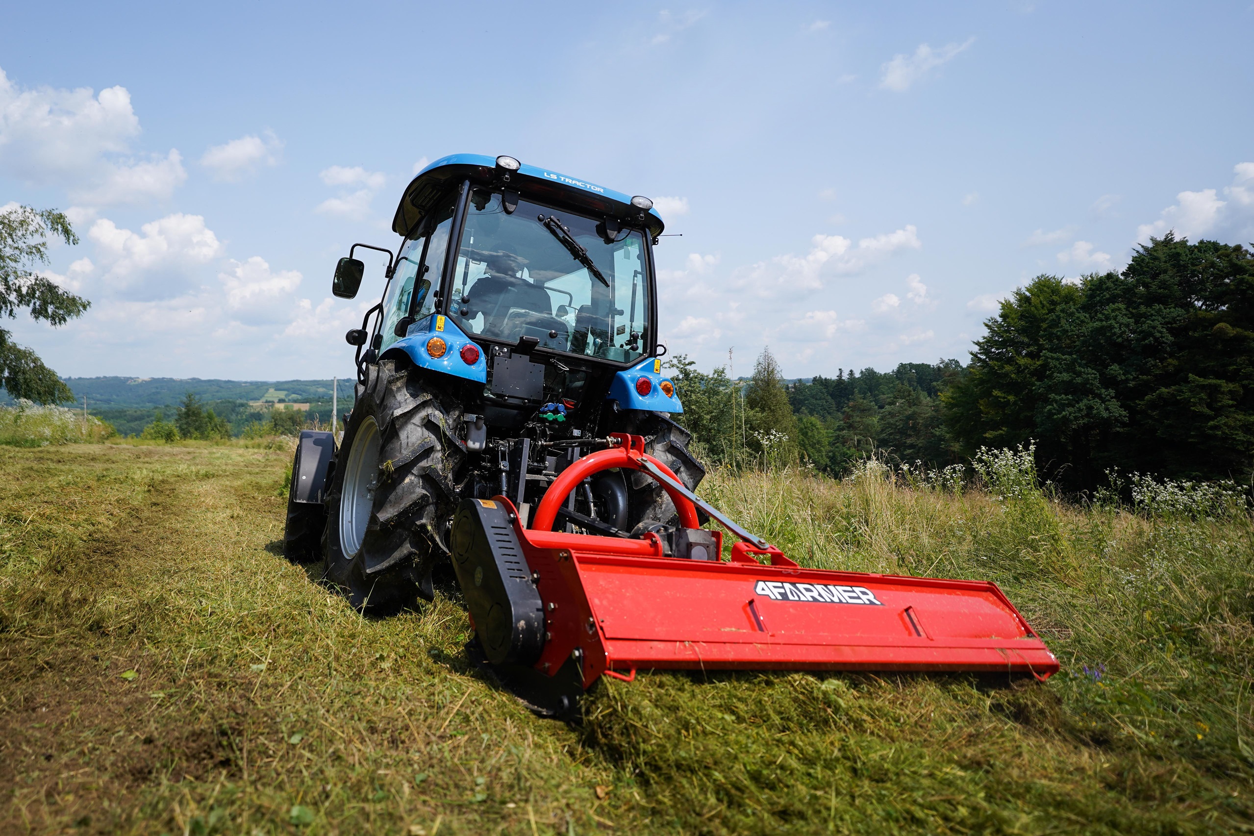 traktor s cepovou sekačkou LS