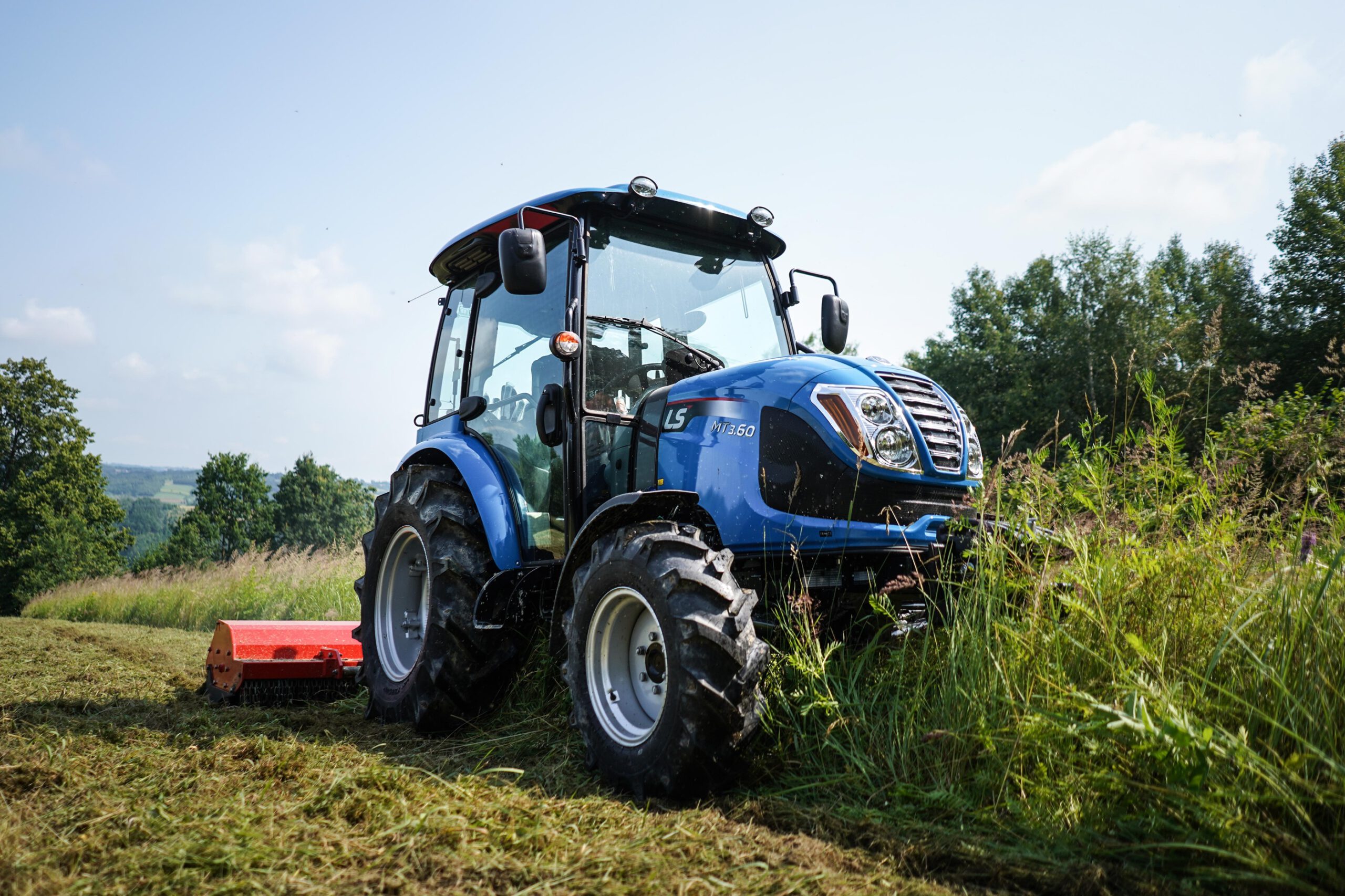 traktor s cepovou sekačkou LS