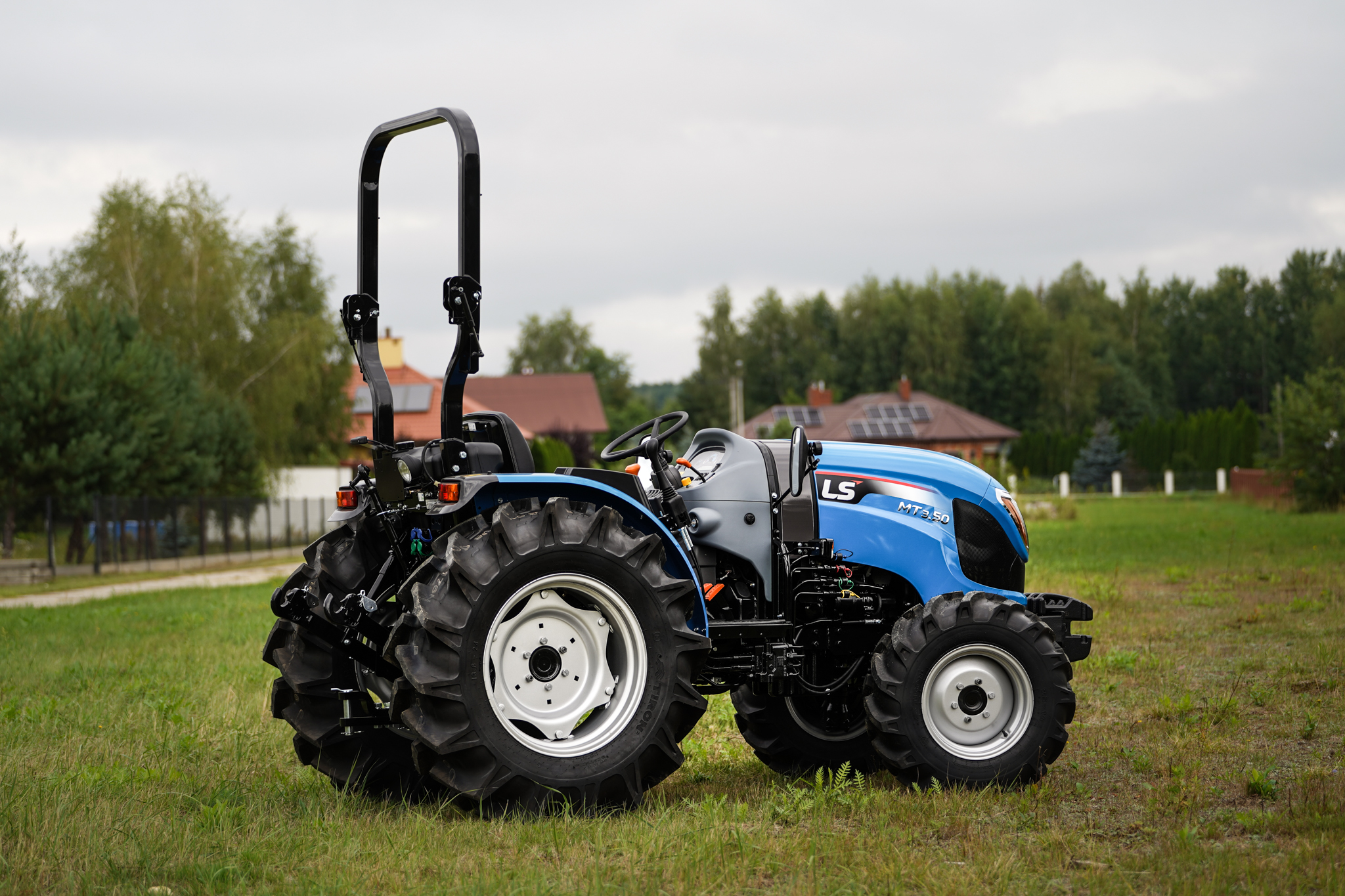 Traktor LS-MT3.50 pro komunální služby