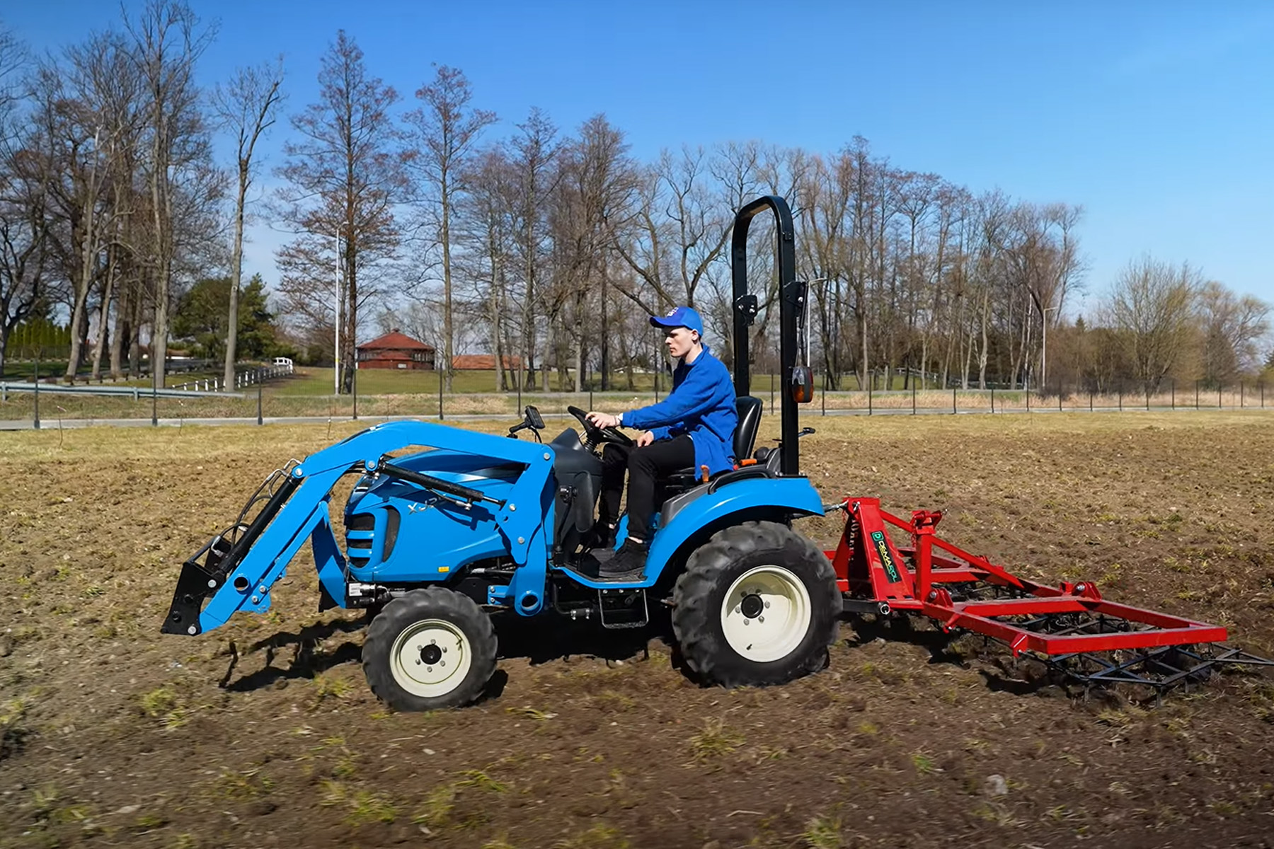 Bránění pole na malé farmě – LS Tractor XJ25 a 3polní skládací těžké brány Demarol v akci